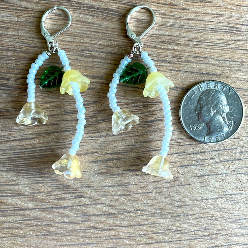 HAND CRAFTED FLORAL EARRINGS Pierced White Silver Yellow Green Flowers - Picture 8 of 13